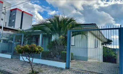CASA À VENDA COM 3 DORMITÓRIOS NO BAIRRO DESVIO RIZZO