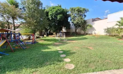 Charmoso sobrado em condomínio com segurança completa