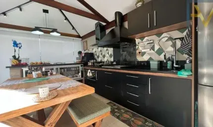 Sobrado com 157 m²de área construída em um terreno de 200m², c/ 4 quartos sendo 1 suíte com closet, área gourmet c/ churrasqueira, 3 vagas de garagem.