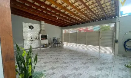 LINDA CASA COM 150M² DE TERRENO E 75M² DE CONSTRUÇÃO,  3 QUARTOS(1 SUÍTE) TODOS COM ARMÁRIOS,COZINHA PLANEJADA, GARAGEM P/2 CARROS ,COM CHURRASQUEIRA.