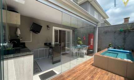 Lindo Sobrado com 3 dorm., suíte, cozinha planejada, sala 2 ambientes, lavabo, lavanderia, varanda gourmet com piscina, lazer completa, 2vagas garagem