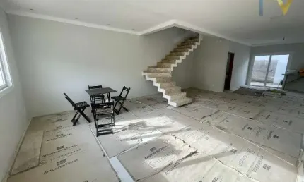Lindíssimo sobrado isolado em cond. fechado bairro Medeiros, 3 quartos sendo 2 suítes, cozinha com ilha integrada a sala, fase final de acabamento.