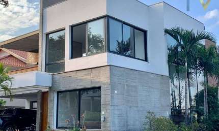 Sobrado de 420m² de construção e 560m² de terreno, c/ 3 suítes, lareira, pé direito duplo, piscina, home office, 6 vagas garagem no Reserva da Serra