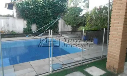 Condomínio fechado - amplo quintal - 4 dormitórios com piscina.