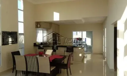 Ótima casa em condomínio fechado com lindo jardim de entrada