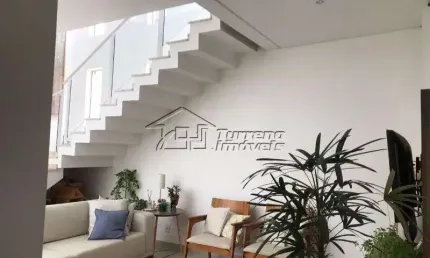 Linda casa com pé direito duplo em condomínio fechado no urbanova