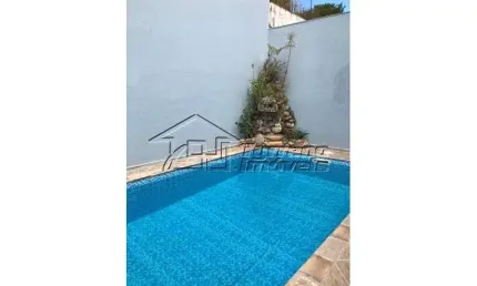 Sobrado com piscina em condomínio fechado no Urbanova