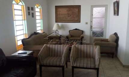 Casa térrea com 4 dormitórios, sendo 1 suíte na Zona Sul de São José dos Campos