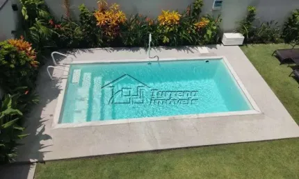 Excelente sobrado com piscina em condomínio de alto padrão em Jacareí