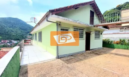 Casa &#224; venda em Petrópolis. São 3 quartos + anexo + piscina + solário + churrasqueira.