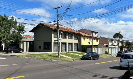 Ótimo Imóvel Comercial de Esquina no Cajuru com 4 Lojas e 4 Salas!
