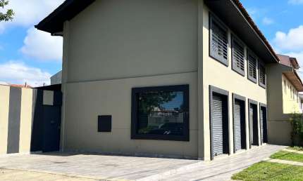 Ótimo Imóvel Comercial de Esquina no Cajuru com 4 Lojas e 4 Salas!