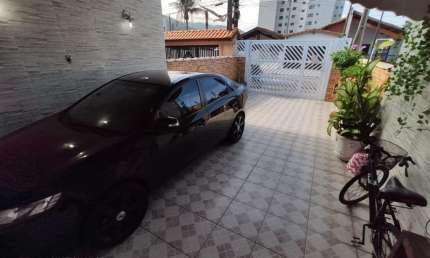 Casa Térrea Geminada com 02 dormitórios sendo 01 suíte mobiliada e decorada à 400m da praia