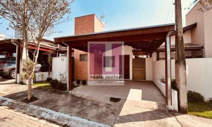 Linda Casa Térrea em Condomínio Fechado com Área de Lazer Completa!