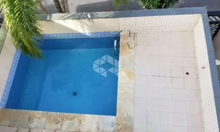 APARTAMENTO 01 DORM. C/ VAGA E SACADA, PRÉDIO C/ PISCINA. VILA TUPI, PRAIA GRANDE SP.