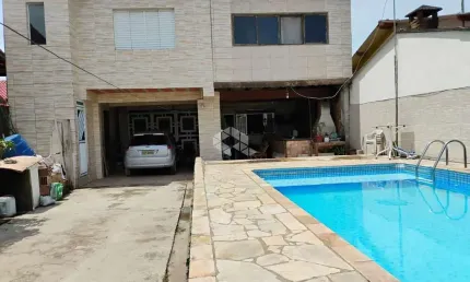 ? e espaçoso sobrado 03 dorms. (01 suite) terreno 10x30 a 900 mts da praia.  bopiranga, itanhaém sp?