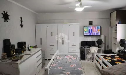 KITNET NA PRAIA. SALA LIVING, WC SOCIAL, 01 VAGA DE GARAGEM, 33,50 M² ÁREA ÚTIL. MARACANÃ, PRAIA GRANDE SP.