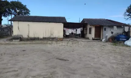 Terreno de 600m², próx. ao mar e contando com casa com edícula