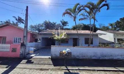 Casa para locação em balneário piçarras, centro, 3 dormitórios, 1 banheiro, 2 vagas