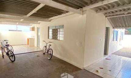 Casa com 3 quartos para alugar na Vila Carvalho, Araçatuba  por R$ 1.300
