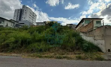 Belo lote com 420 metros em rua tranquila do Boa Vista
