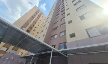 Apartamento reformado de 55 m², que conta com 2 dormitórios, 1 banheiro e móveis planejados, além de 1 vaga de garagem.