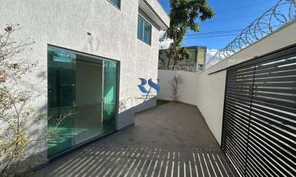Compre casa geminada de três quartos no Bairro Candelária em Belo Horizonte