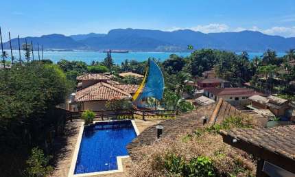 EM CONDOMÍNIO - REGIÃO CENTRAL DE ILHABELA - PROXIMO A PRAIA