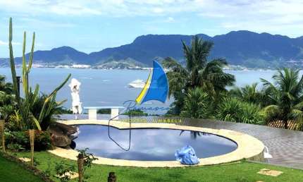 CASA DE ALTO PADRÃO - VISTA PANORÂMICA PARA O MAR E MONTANHA - ESCRITURA DEFINITIVA.