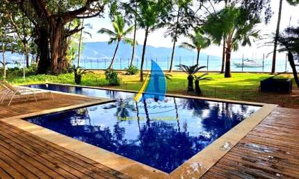 UMA VILA PARTICULAR NO CENTRO DE ILHABELA - A BEIRA MAR. Área de 9.100 m² e 126 m de frente para o mar, com 658 m² de construção