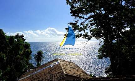 EM RESIDENCIAL COM ACESSO À COSTEIRA - REGIÃO SUL DE ILHABELA.