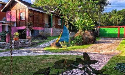 CASA TÉRREA COM AMPLO JARDIM - EXCELENTE LOCALIZAÇÃO - REGIÃO CENTRAL - ILHABELA.