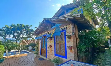 Casa de luxo rústico à venda em ilhabela-sp, bairro feiticeira: 3 suítes, 3 salas, 4 banheiros, construção 176m². venha conferir!