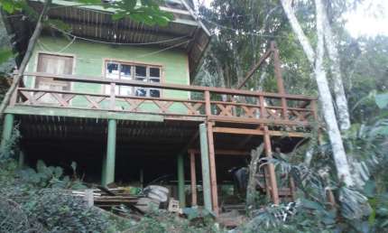 Vende -se terreno na costa da lagoa com 706m² total e com um chalé de 80m² área construída.