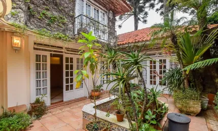 Casa triplex, desocupada, com local para elevador de carga, no condomínio São Lourenço, 471m²,4 suí