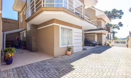 Barreirinha, Sobrado Triplex em Condomínio, mobiliado, 3 quartos, suíte, localização privilegiada e