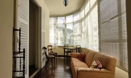 ESPAÇOSO APARTAMENTO DE 3 QUARTOS  EM PRÉDIO ANTIGO COM BELO JARDIM!!!
