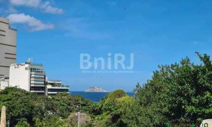 Apartamento para VENDA no LEBLON REFORMADO segunda quadra da praia