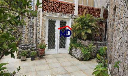 Casa duplex, bem localizada, 4 quartos, 5 vagas cobertas, silenciosa, ajardinada