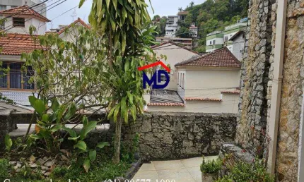 Casa duplex, bem localizada, 4 quartos, 5 vagas cobertas, silenciosa, ajardinada