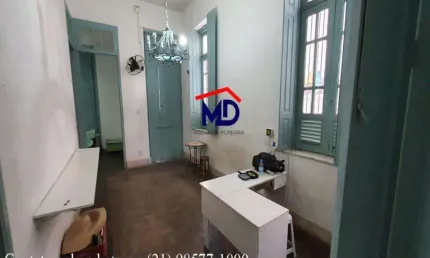 Casa bem localizada, 6 quartos, 2 salas, quase esquina Rua Bento Lisboa