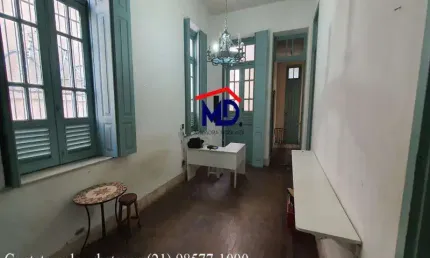 Casa bem localizada, 6 quartos, 2 salas, quase esquina Rua Bento Lisboa