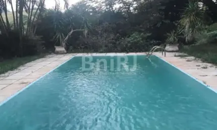 CONDADO DE MARICÁ, MARAVILHOSA CASA COM 2090m2 DE TERRENO, 232M2 DE AREA CONSTRUIDA, 3 QUARTOS, 2 VAGAS, PISCINA- MARICÁ -RJ