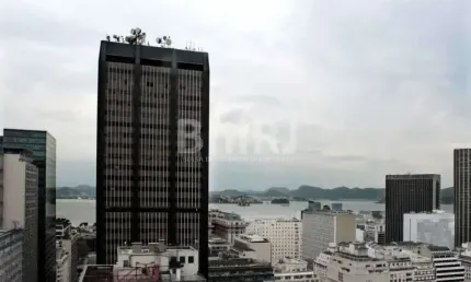 VENDO EXCELENTE APARTAMENTO DE 2 QUARTOS COM VISTA PANORAMICA NO CENTRO RIO DE JANEIRO RJ EM PREDIO MISTO