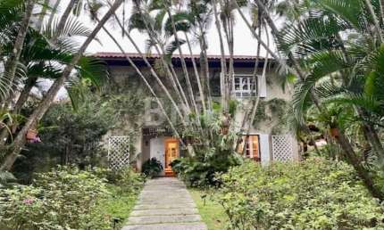 Linda casa reformada, com 4 quartos, sendo 3 suítes, em condomínio de luxo na Barra da Tijuca
