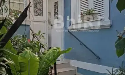 Charmosa casa de vila a venda- Travessa Visconde de Morais