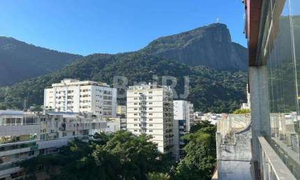 Oportunidade!  Reformado! Varandão!! Vista cinematográfica.