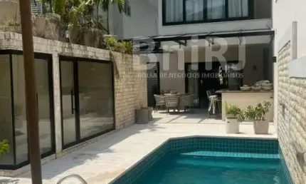 Casa triplex alto luxo Condomínio Rio Mar com porteira fechada