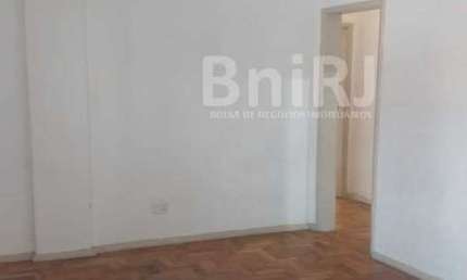 MÉIER - Ótimo apartamento com 2 quartos, dependências e vaga de garagem