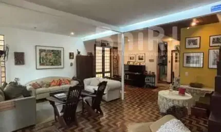 Casa na Gávea, parte baixa, rua tranquila e próxima ao Baixo Gávea.